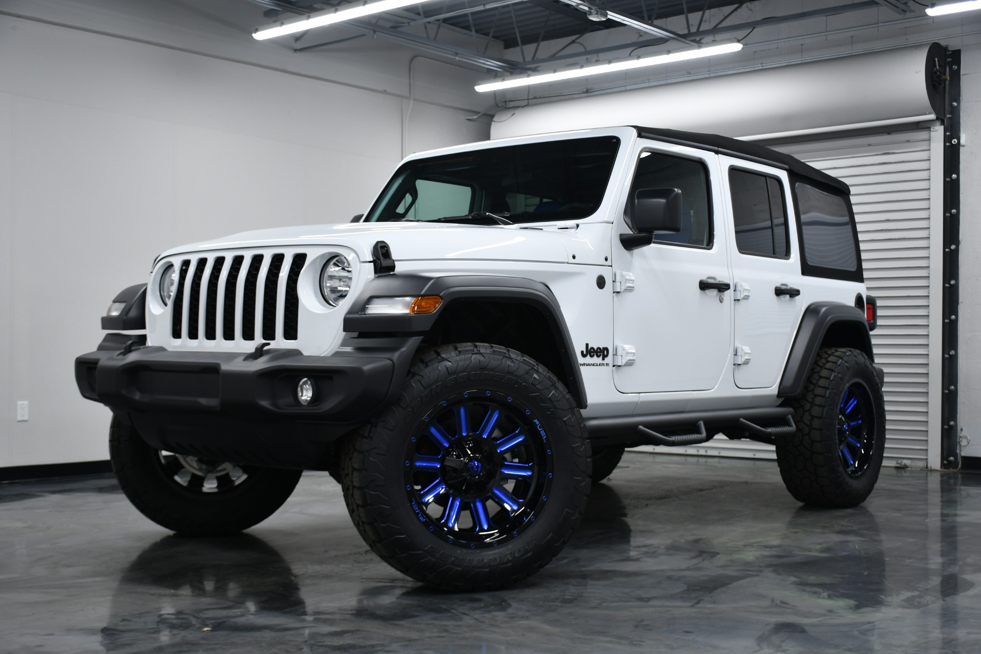 pre owned jeep wrangler        
        <figure class=